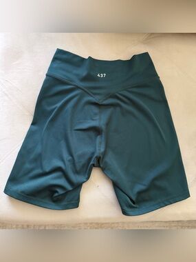 437 v waist shorts